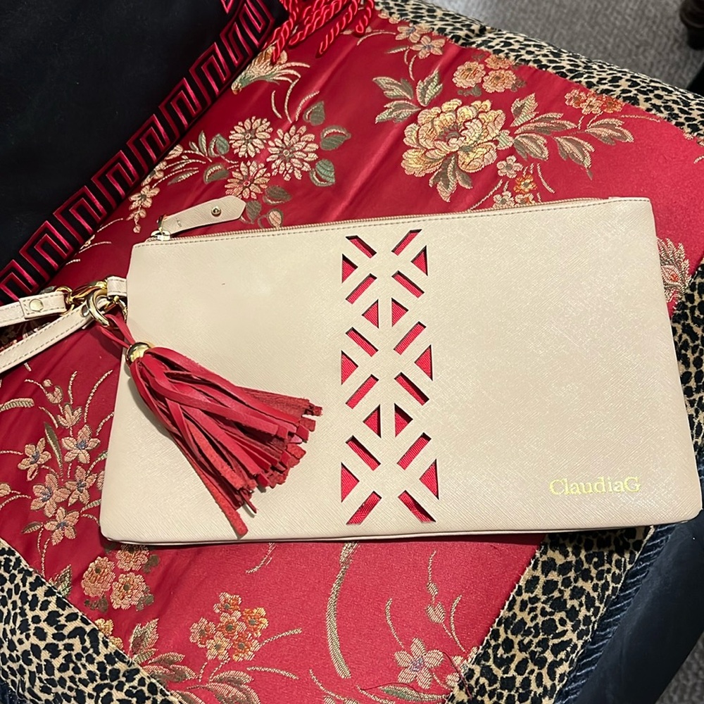Delightful clutch for every occasion! The combination of colors so pretty!